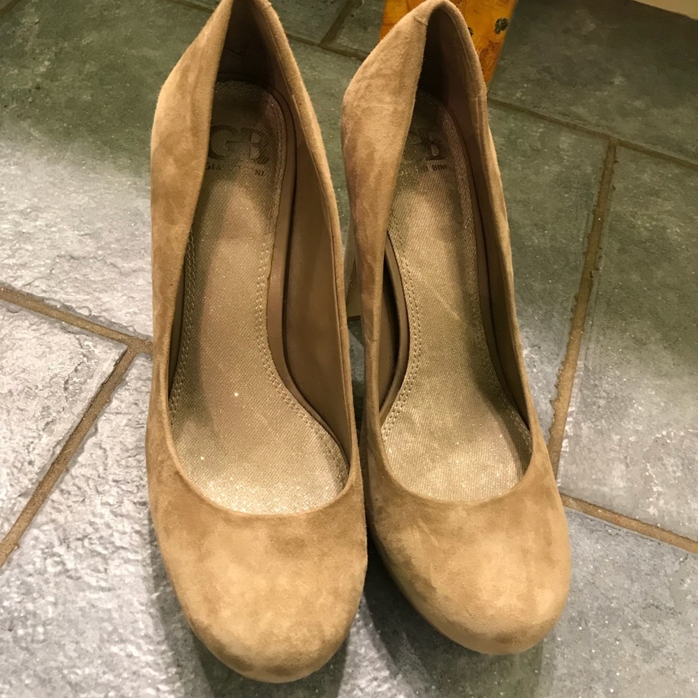 Tan suede pumps